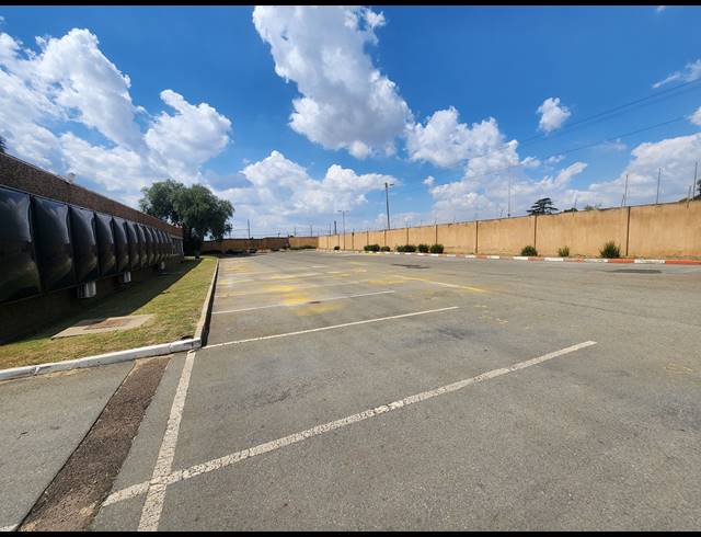 330M² WAREHOUSE TO LET IN ROODEKOP